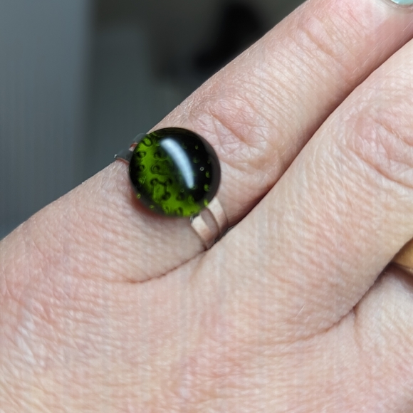 Hand crafted green glass stone ring with adjustable silver plated ring base - Picture 3 of 3